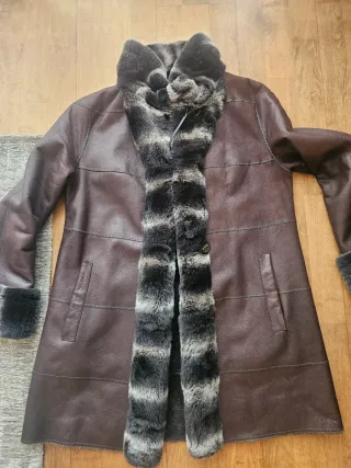 Abrigo de piel marrón con detalles de pelo