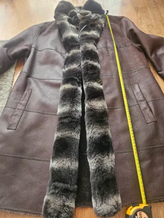 Abrigo de piel marrón con detalles de pelo