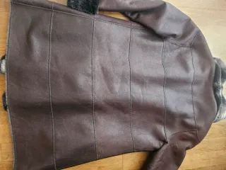 Abrigo de piel marrón con detalles de pelo