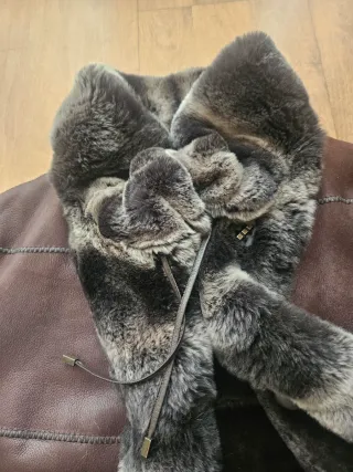 Abrigo de piel marrón con detalles de pelo