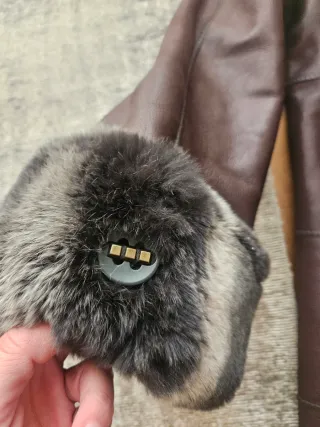 Abrigo de piel marrón con detalles de pelo