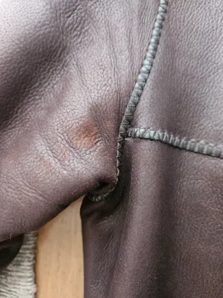 Abrigo de piel marrón con detalles de pelo