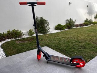 Patinete negro y naranja. junior