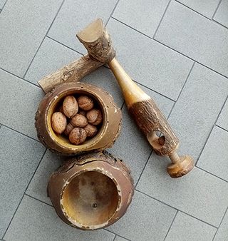 Ciotole in legno e schiaccianoci