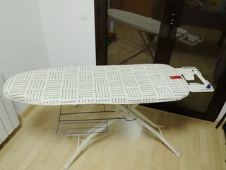 Mesa de planchar grande con soporte