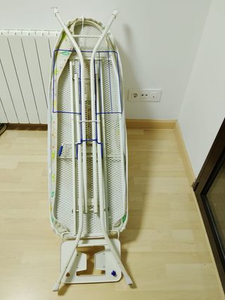 Mesa de planchar grande con soporte