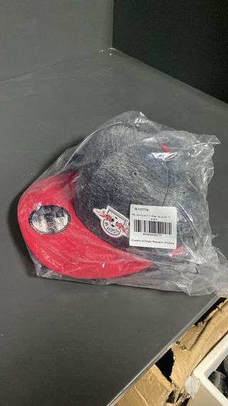 Gorra New Era Red Bull gris y roja