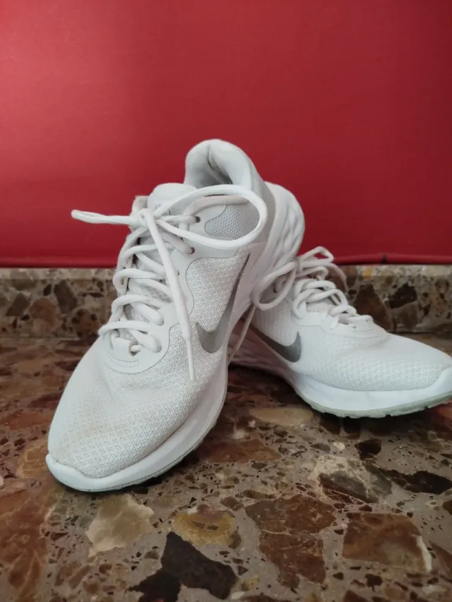 Zapatillas Nike Blancas y Plateadas