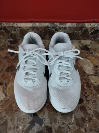Zapatillas Nike Blancas y Plateadas