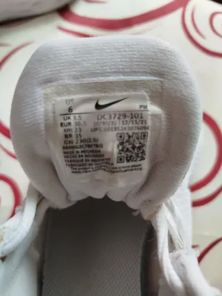 Zapatillas Nike Blancas y Plateadas