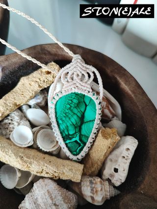 Collana con ciondolo in macrame con malachite