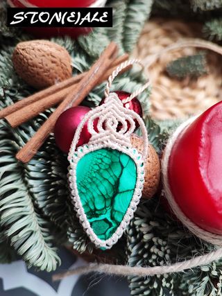 Collana con ciondolo in macrame con malachite