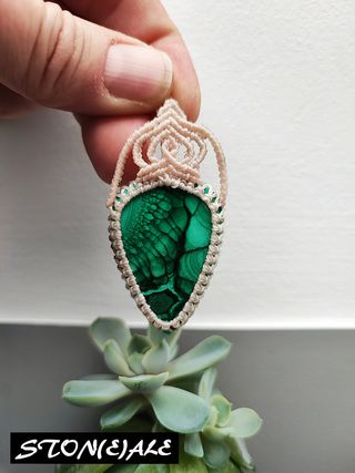 Collana con ciondolo in macrame con malachite