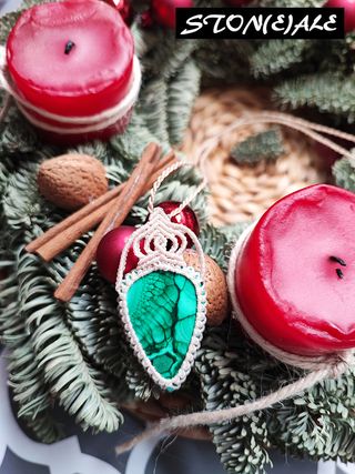 Collana con ciondolo in macrame con malachite