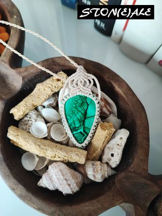 Collana con ciondolo in macrame con malachite