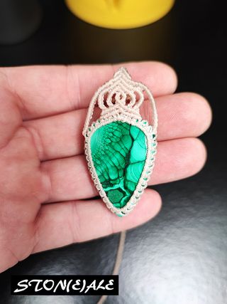 Collana con ciondolo in macrame con malachite