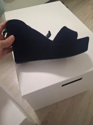 Sandalias cuña Stradivarius azul