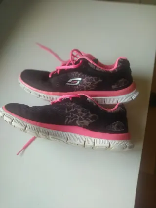 Deportivas Skechers Negras y Rosas