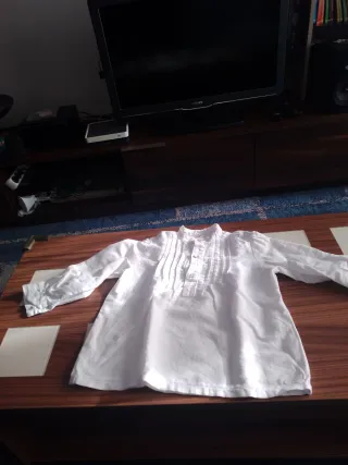 Camicia basca bianca per bambini con design classico ed elegante