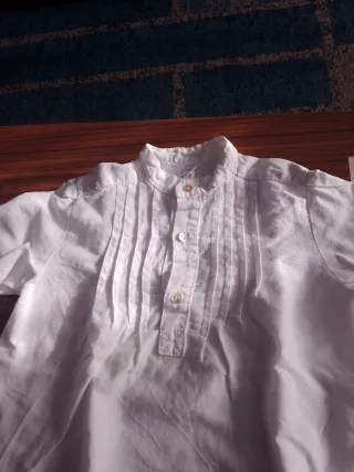 Camicia basca bianca per bambini con design classico ed elegante