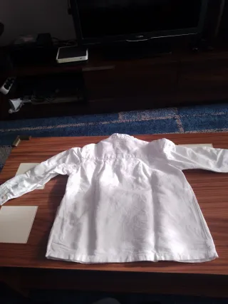 Camicia basca bianca per bambini con design classico ed elegante