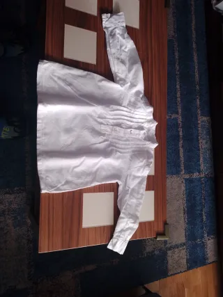 Camicia basca bianca per bambini con design classico ed elegante