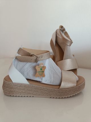 Sandalias doradas y blancas Talla 41