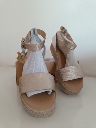 Sandalias doradas y blancas Talla 41