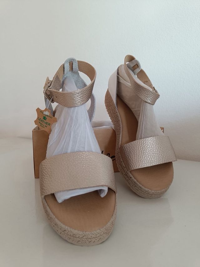 Sandalias doradas y blancas Talla 41