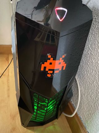 PC Sobremesa Negro con Detalles Naranja