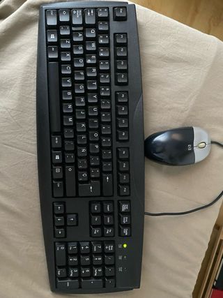 PC Sobremesa Negro con Detalles Naranja