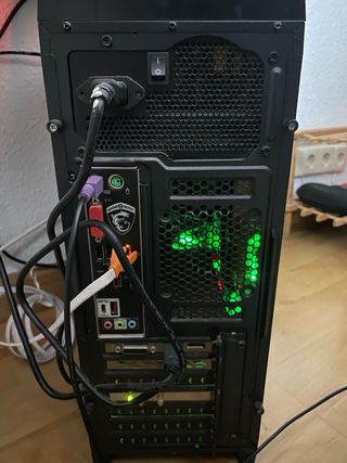 PC Sobremesa Negro con Detalles Naranja