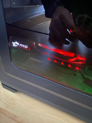 PC Sobremesa Negro con Detalles Naranja