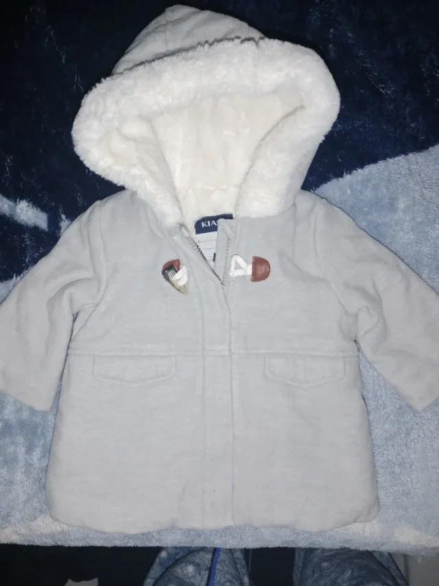 Chaqueta gris con capucha para niña