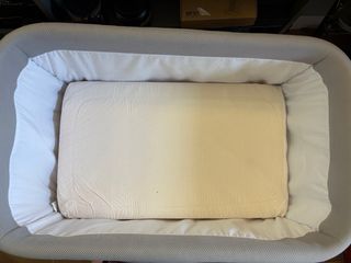 Minicuna gris con ruedas