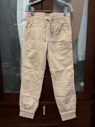 Pantalón niño beige.