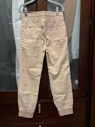 Pantalón niño beige.