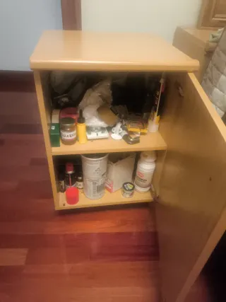 Mueble bajo de madera con puerta