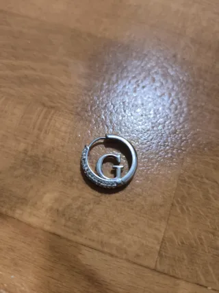 Pendiente Guess Letra G