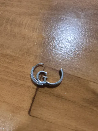 Pendiente Guess Letra G