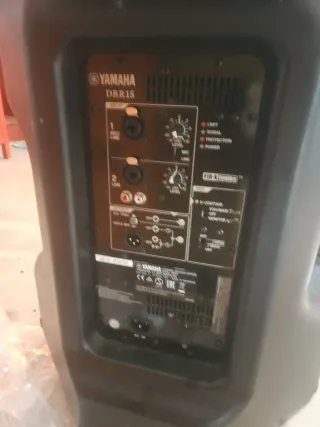 Altavoz Yamaha DBR15