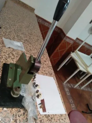 Máquina Ojetes y Forrar Botones