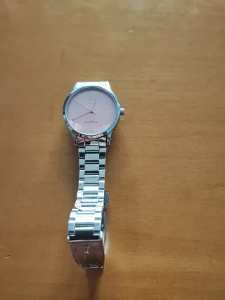 Reloj plateado con esfera rosa