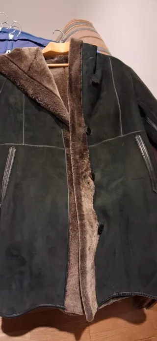 Abrigo de piel negro y marrón