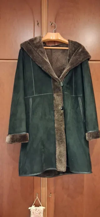 Abrigo de piel negro y marrón