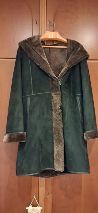 Abrigo de piel negro y marrón