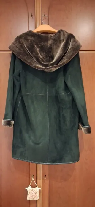 Abrigo de piel negro y marrón