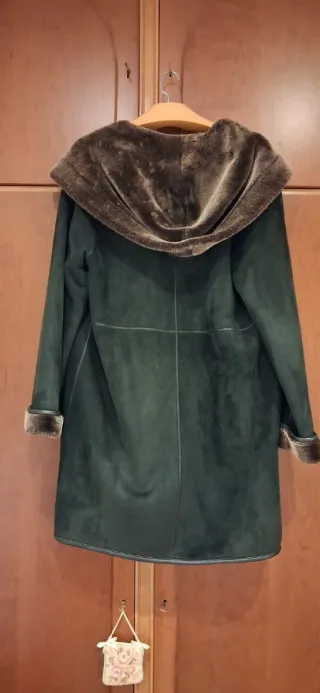 Abrigo de piel negro y marrón