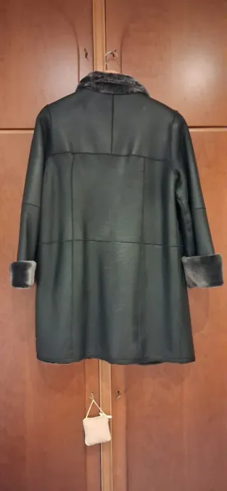 Abrigo de piel negro y marrón