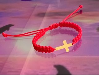 Pulsera Cruz Dorada Roja Hecha a Mano